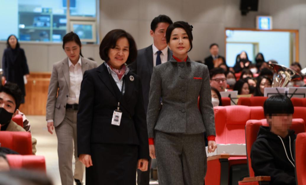 韩国第一夫人同框,韩国第一夫人的脸让人羡慕