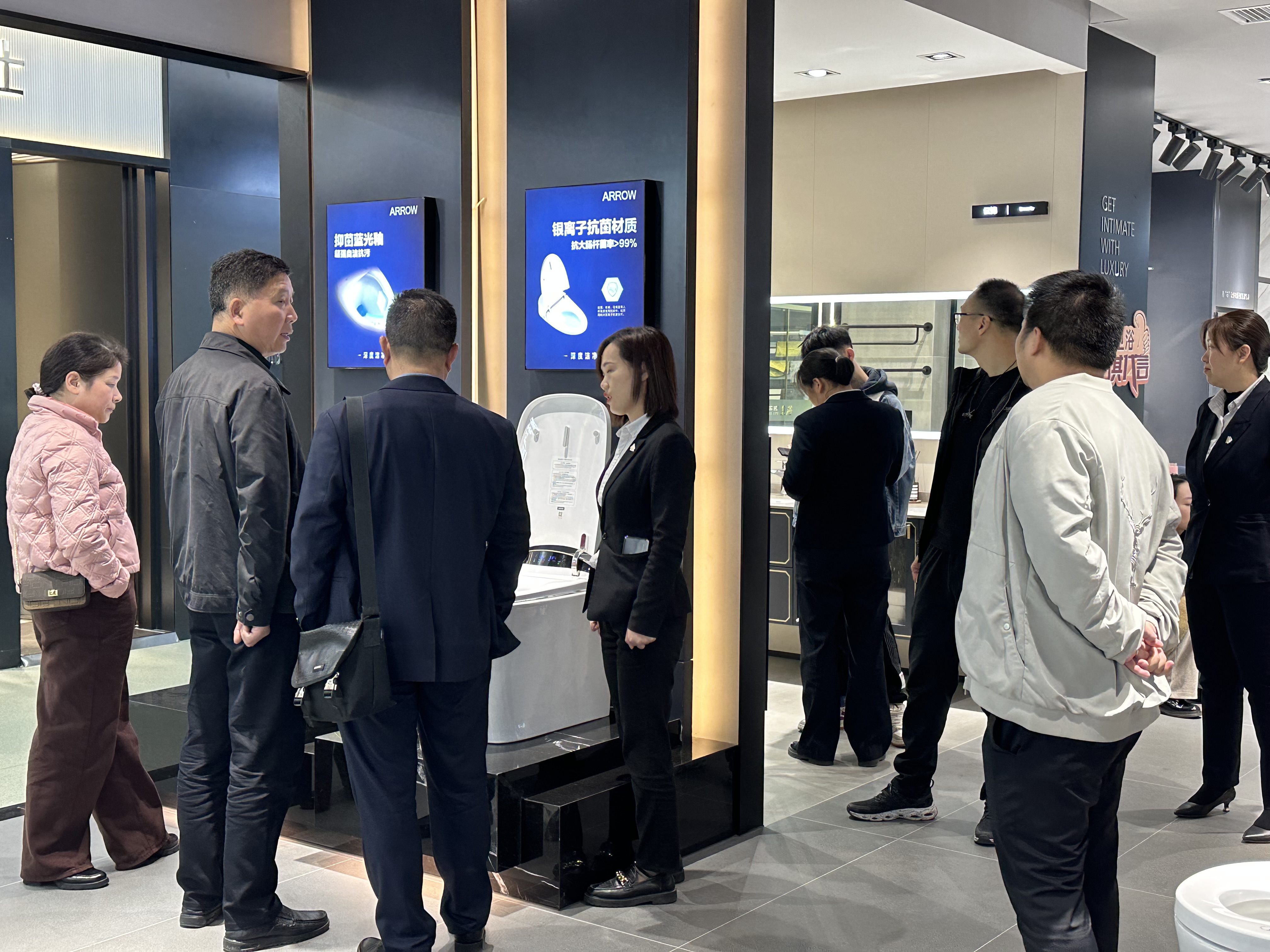 春日暖阳，来万家丽一站式购买家居建材