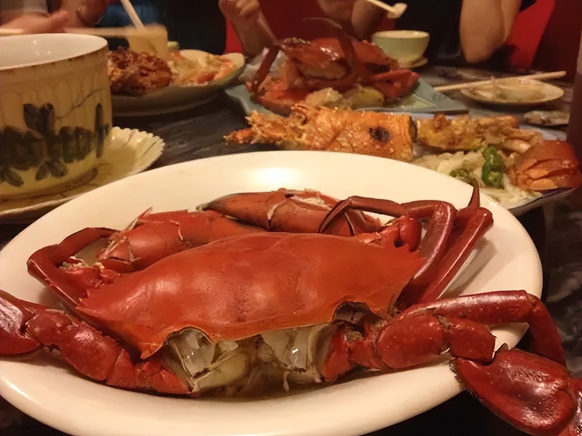 相亲女孩带23个亲戚2万多,女子相亲带23个亲戚消费2万