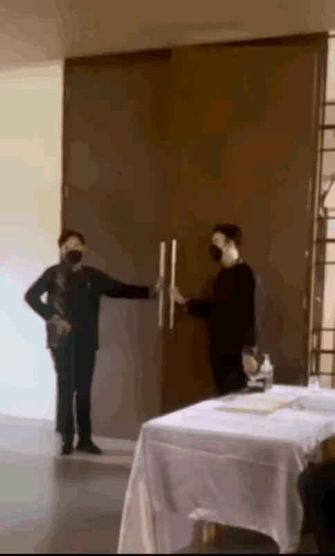 这衣服怎么穿内衣呀?不穿内衣怎么挺起来啊?