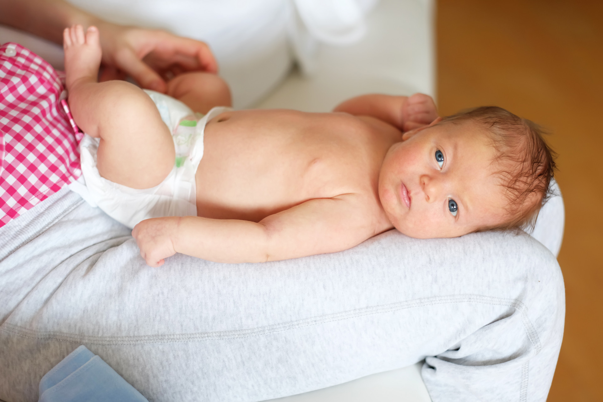 宝宝睡觉青蛙腿什么时候消失,小月龄的宝宝睡觉青蛙腿