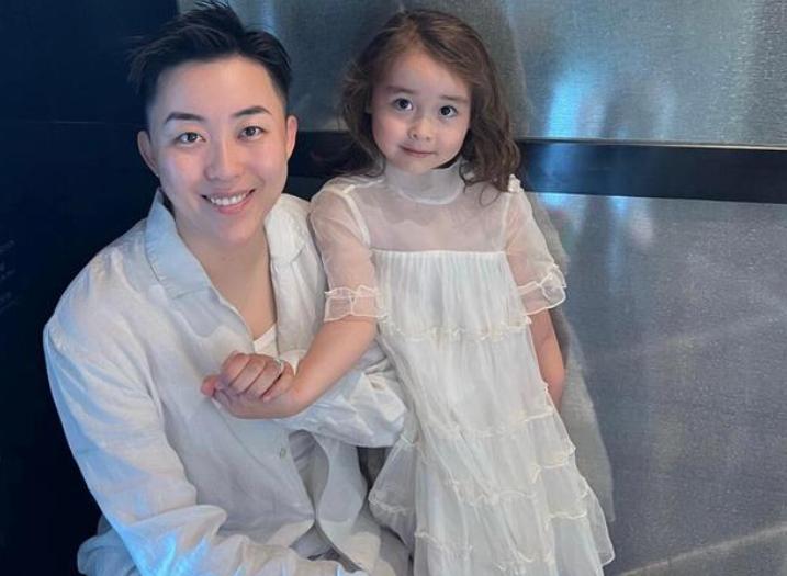 吉林女子自己试管生孩子,女子斥巨资生混血女儿新闻