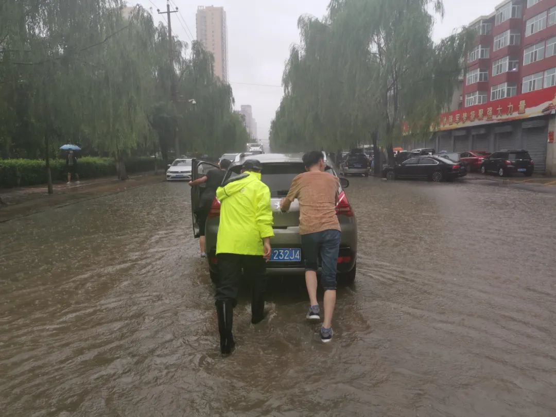 太原交警：窗外下着雨，我在守护你
