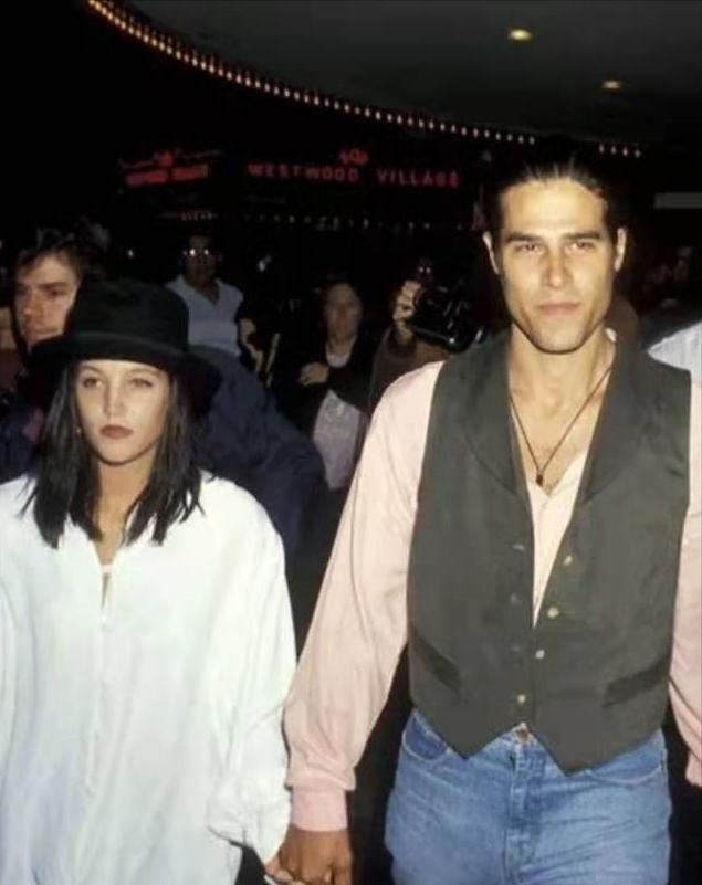 “猫王”独生女：败光上亿家产，四婚四离，晚年落魄儿子自杀