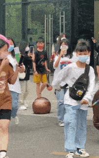 喜欢美女都不行？一张手机屏保引发的争吵......