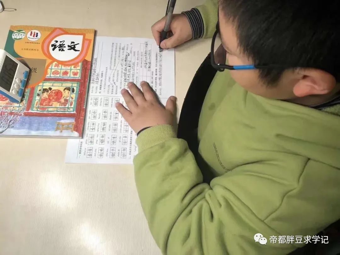 发现孩子上课注意力不集中,发现孩子不认真做题怎么办