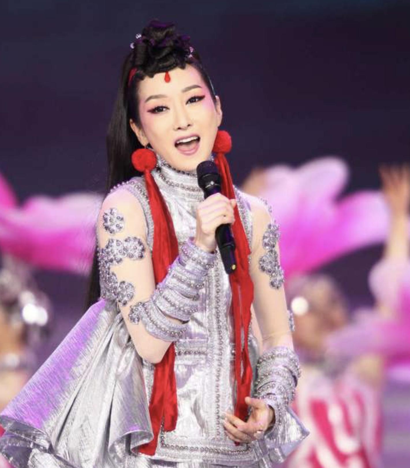 走出国门萨顶顶完整版,萨顶顶爆红后走出国门