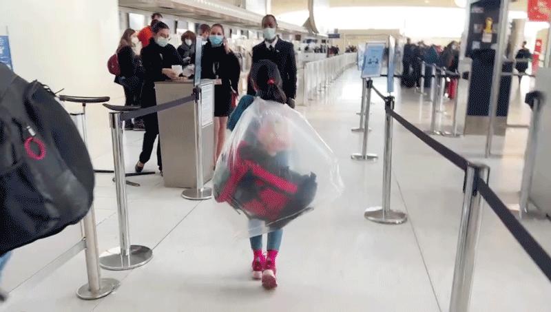 去芬兰看极光，见圣诞老人，路上却丢失行李，差点被锁地牢