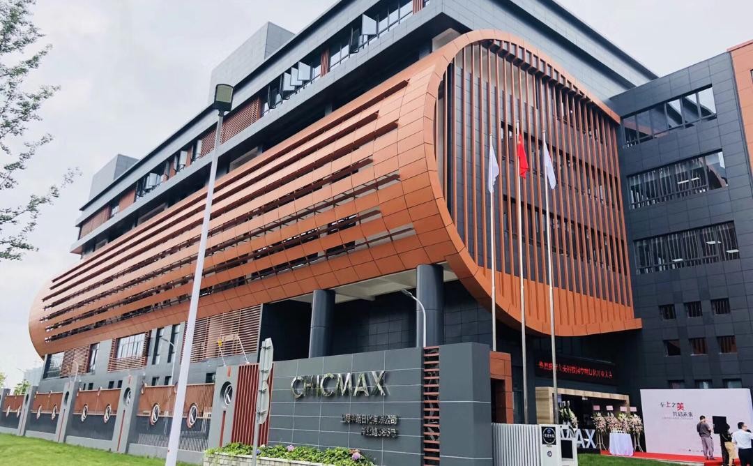 45岁潮汕商人，打造出一家化妆品上市公司，三年进账近100亿元