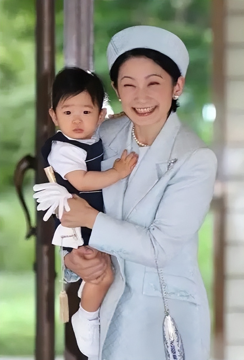 她是日本最美公主，眼睛像极了纪子妃，比下嫁凤凰男的姐姐精明