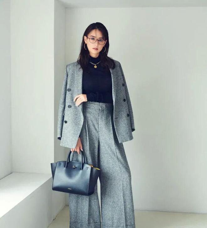 方形眼镜适合哪些穿搭,眼镜时尚搭配