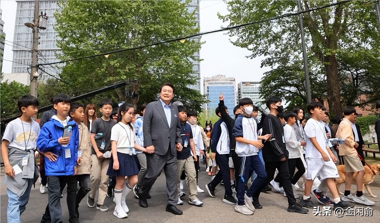 韩国第一夫人穿搭西服套装,韩国第一夫人绿色裙子配西服