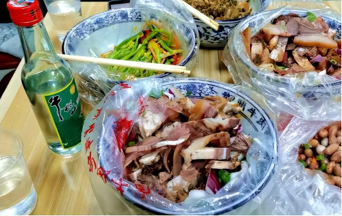 白酒销量第一名牛栏山,牛栏山一年能卖十四亿瓶