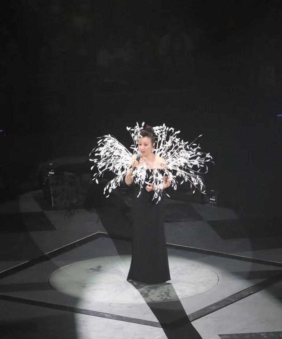 郑欣宜穿婚纱唱歌演唱会,郑欣宜罗文演唱会