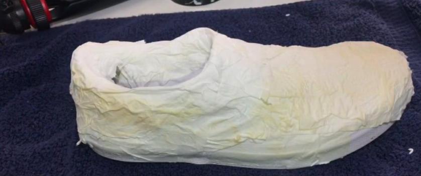 洗完的鞋子晒后有黄印子,洗完晒干鞋子有黄印子