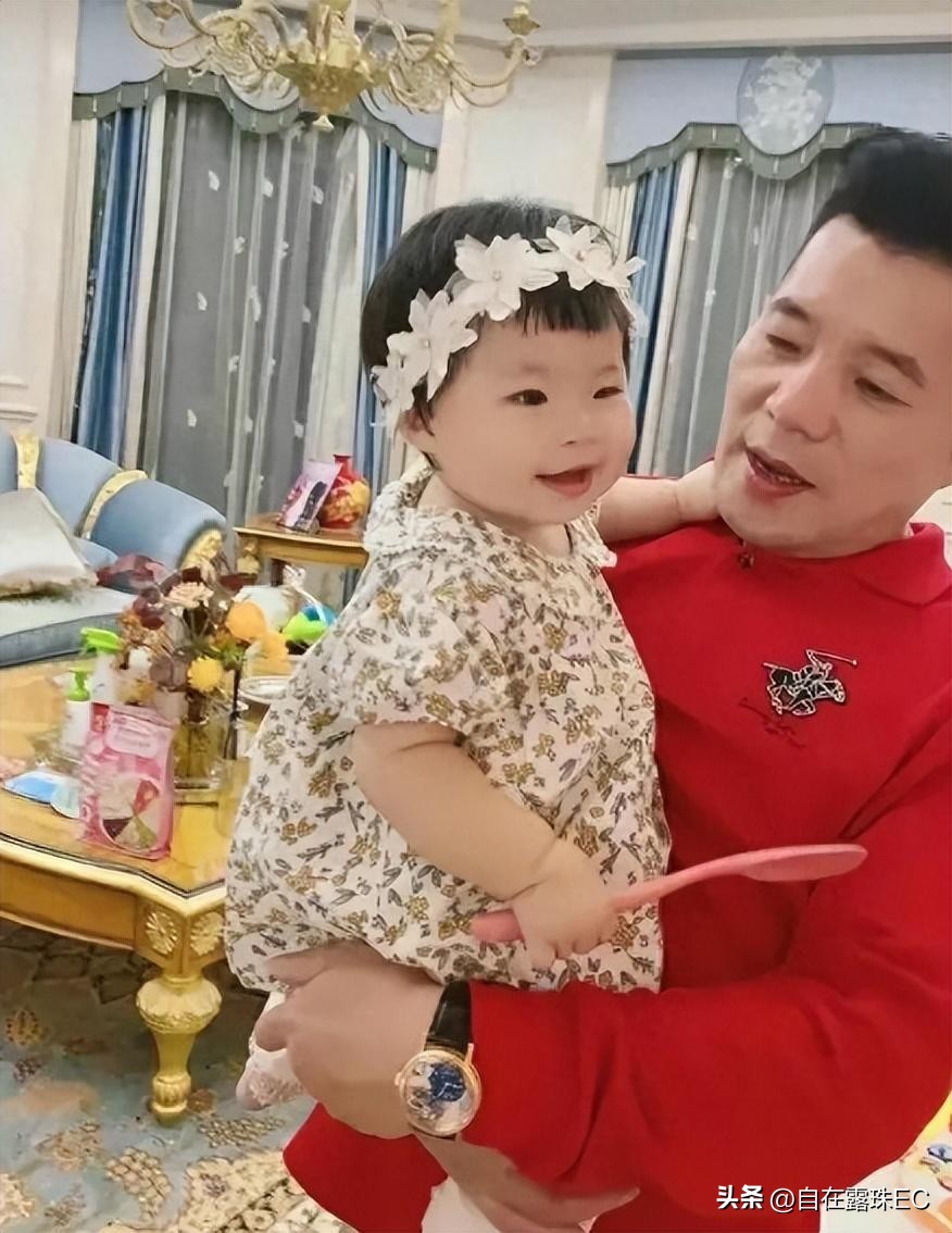 伊尔康二儿子订婚现场：新娘小腹鼓鼓如怀孕，婆婆盖过新娘