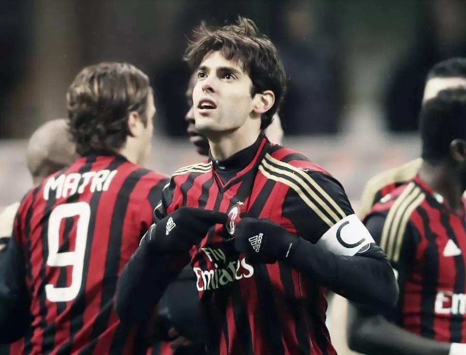 卡卡给梅西颁奖c罗还是出席,卡卡c罗梅西世界足球先生合影