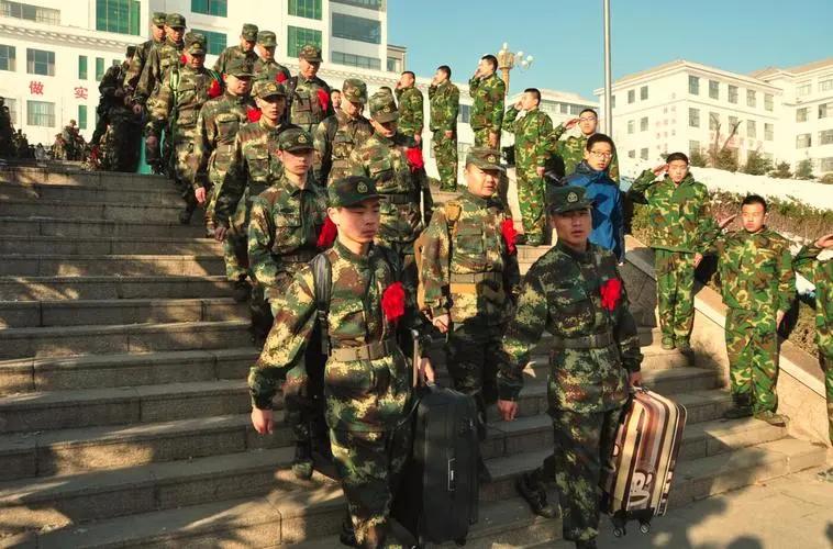 在校大学生当兵和高中毕业生区别,上大学期间当兵和毕业当兵的区别