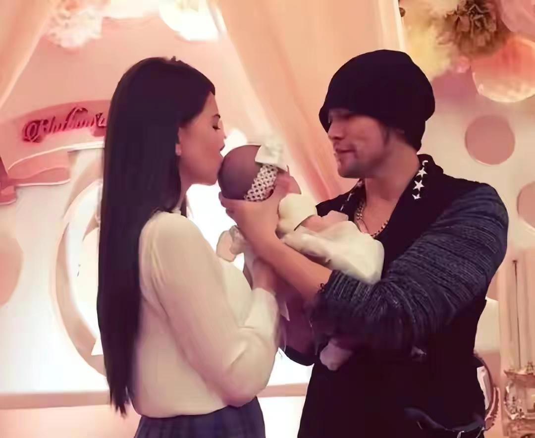 昆凌17岁遇见周杰伦21岁成天王嫂,昆凌17岁就被周杰伦追上视频