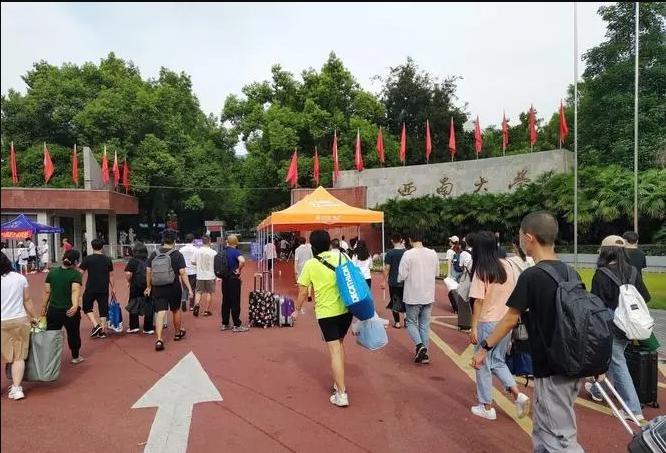 大一新生带着冰箱来报道,大一新生报到需要带什么