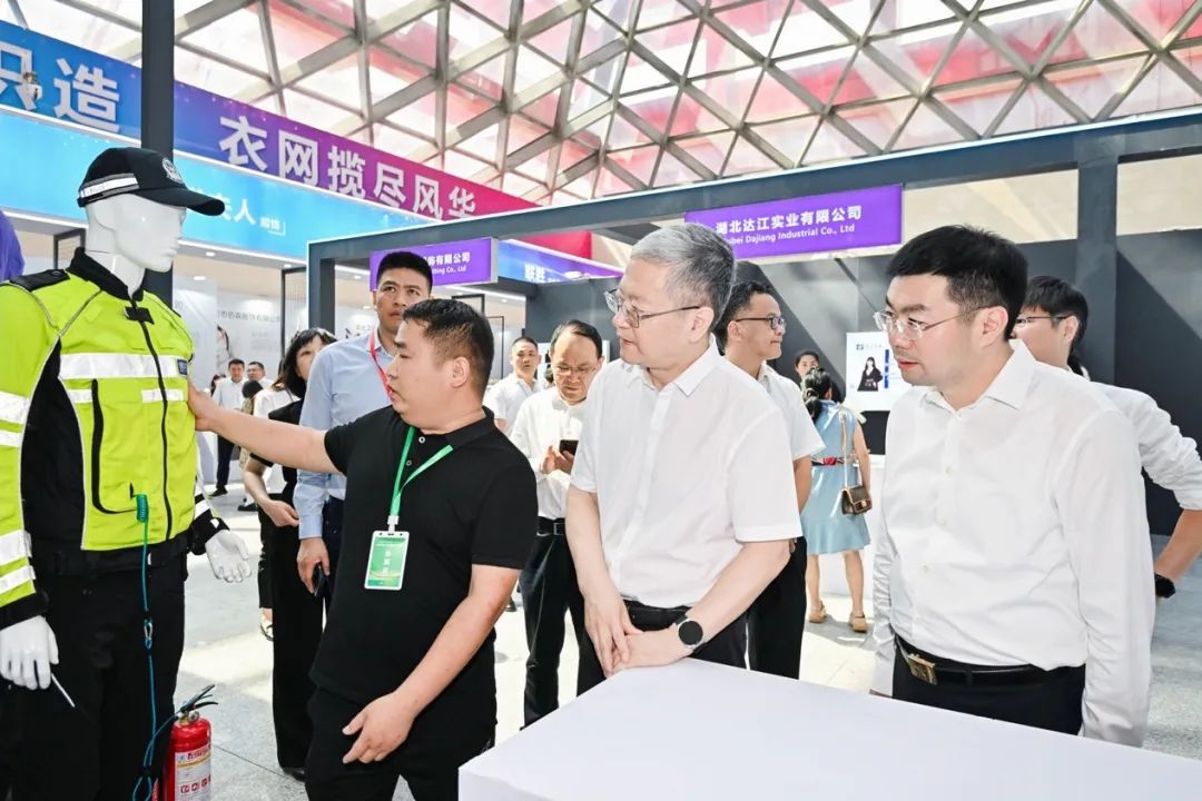 天门服装产业发展规划,天门服装电商产业峰会直播走秀