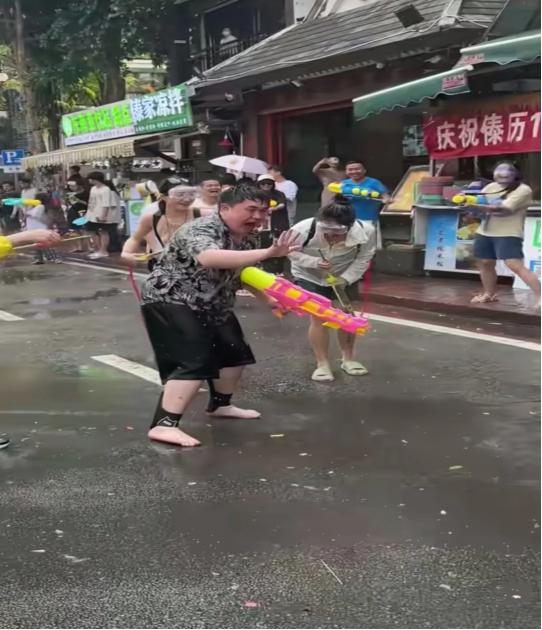 趁着泼水节公然对女生进行骚扰！向女生私密部位喷水还撕扯衣服