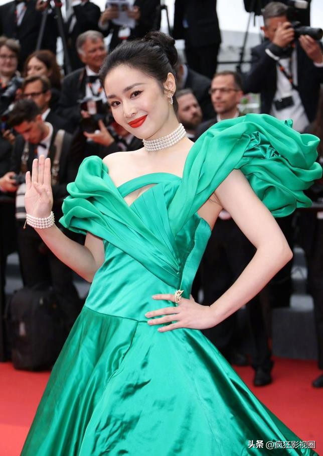 有人穿成玫瑰花，有人真空上阵，戛纳红毯走完了，谁尴尬一目了然