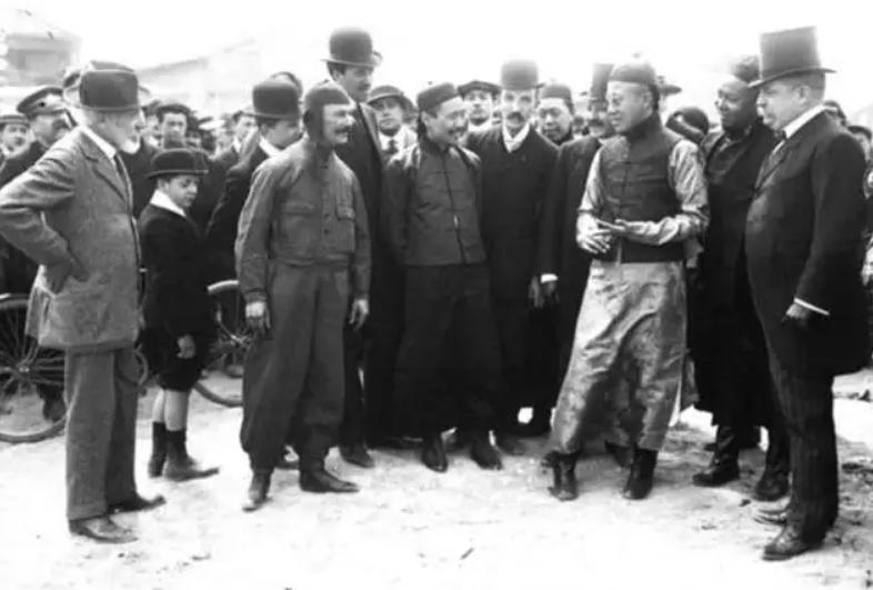 清朝末代王爷，宁摆地摊也不*国卖**，毛主席：安排他当个“弼马瘟”