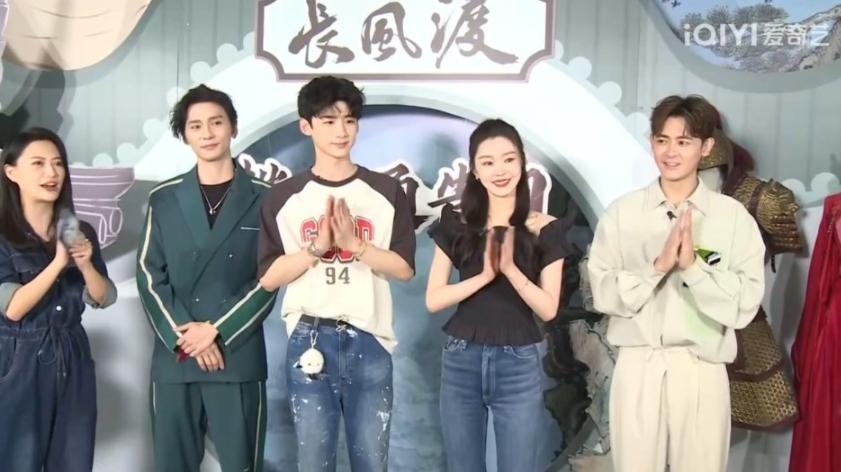 宋轶白敬亭情侣装被认证,白敬亭宋轶扫楼情侣装图片