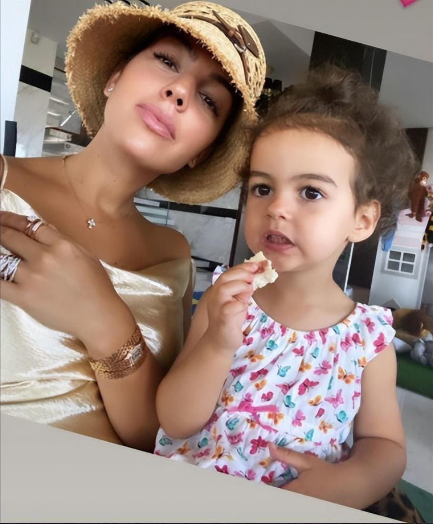 梅西获得金球奖c罗握手梅西,梅西工资卡给老婆