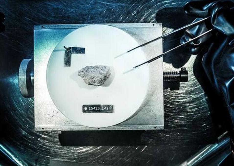 美国赠送的月岩被证实是假货,美国赠送给荷兰的月岩