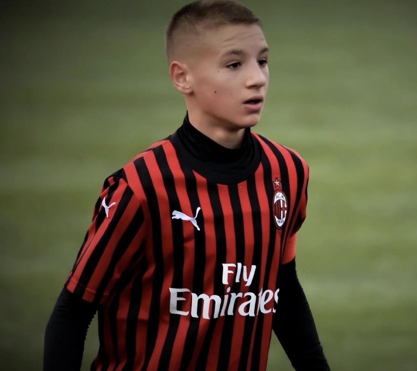 梅西后继有人！足坛再现天才球员，89场进485球