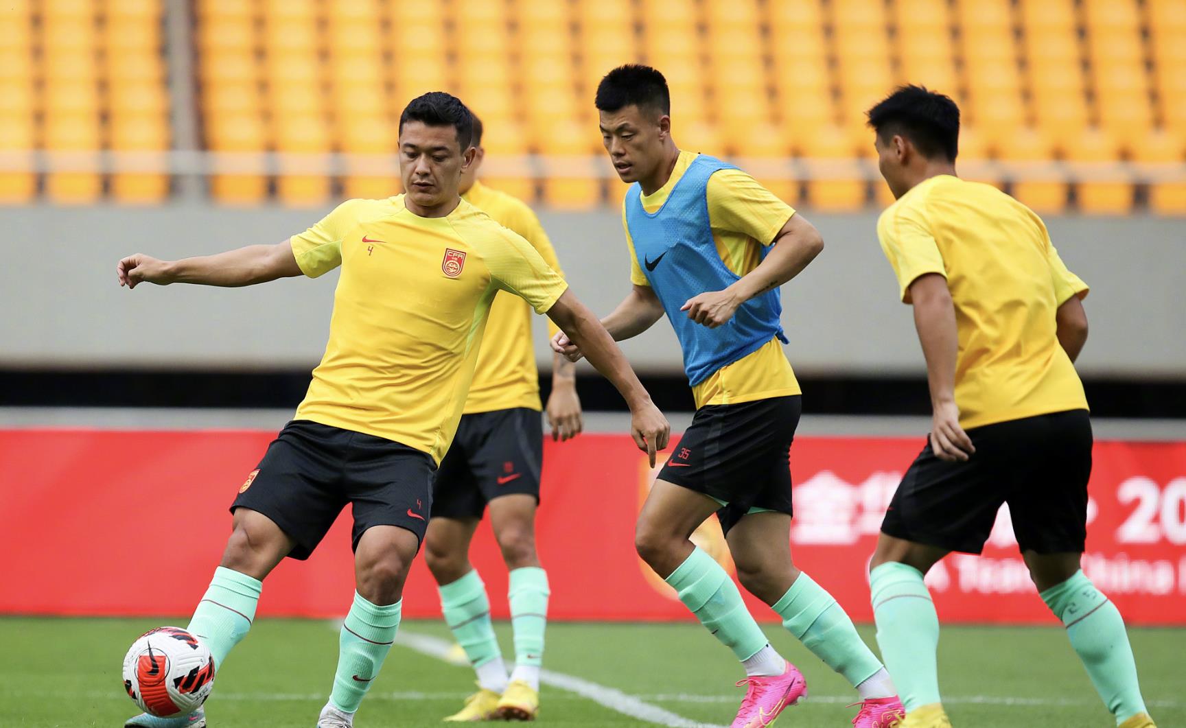 中国男足cctv5vs泰国队,今晚中国男足比赛直播cctv5