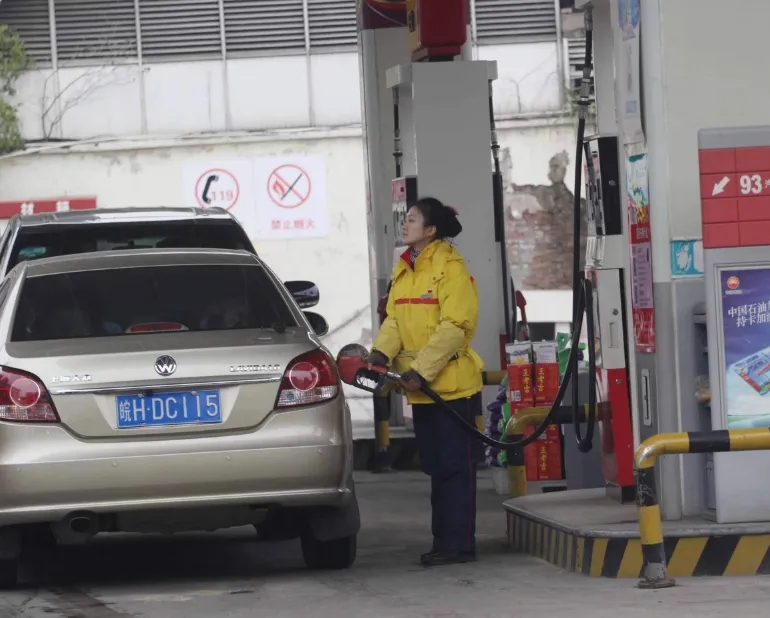 伊朗石油每吨4162元，价格很实惠，为什么不全部购买低价石油？