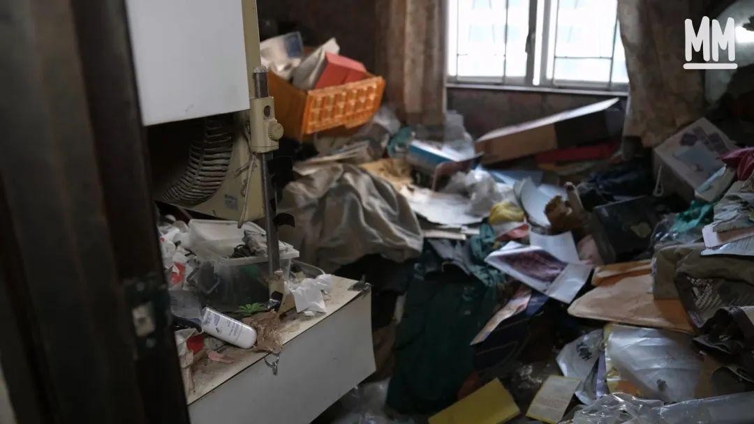 精英高管死于37㎡的独居房：妻儿移民后，他和5吨垃圾生活了20年