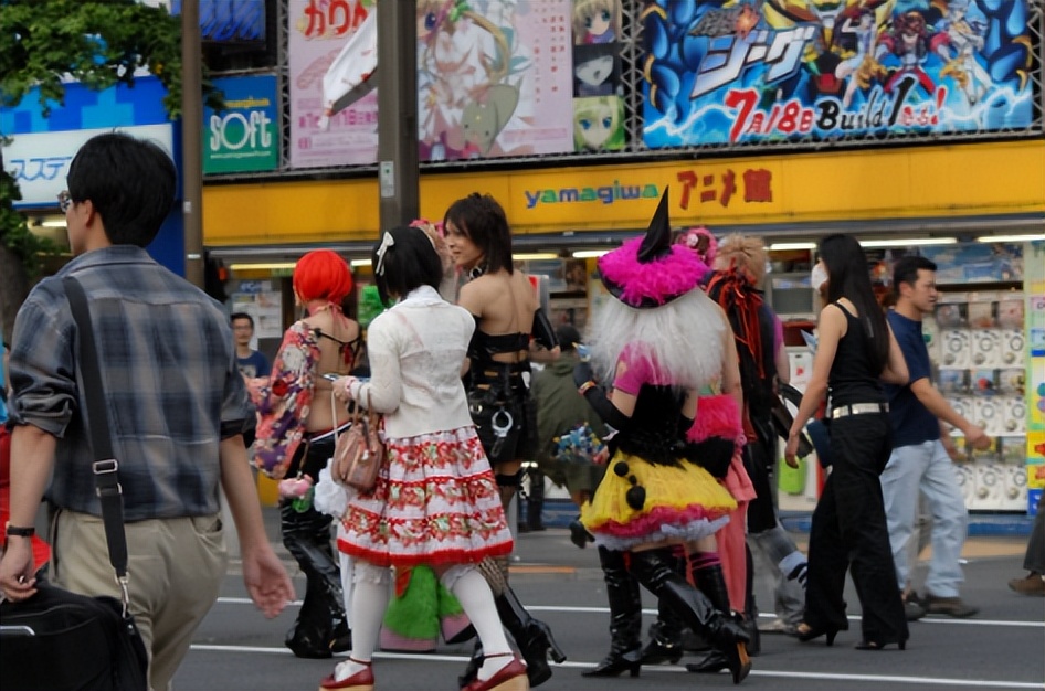 社交圈的隐藏力量，宅文化是如何影响日本的经济和文化产业的？