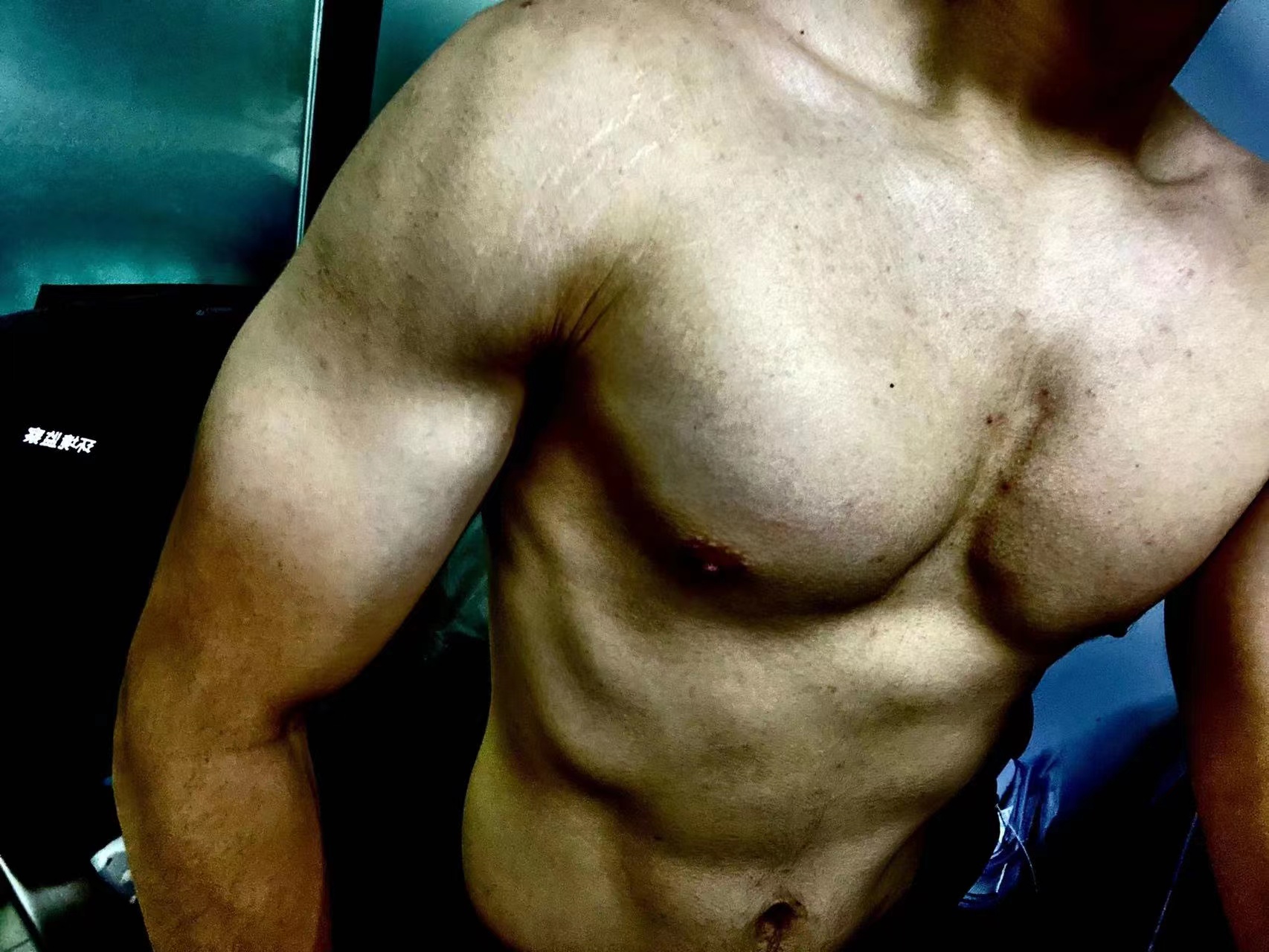 天生大小胸要怎么练胸肌才好,男生胸肌薄弱的练胸计划