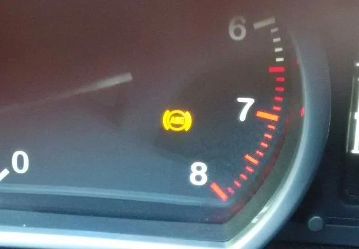 车辆年审后故障灯为什么会亮,为什么车辆年检完后亮很多警示灯