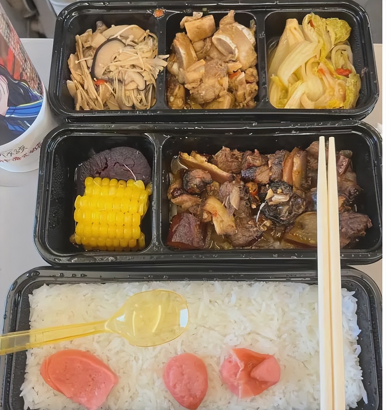 年薪50万却因高铁60元盒饭崩溃,年薪50万高铁60元盒饭