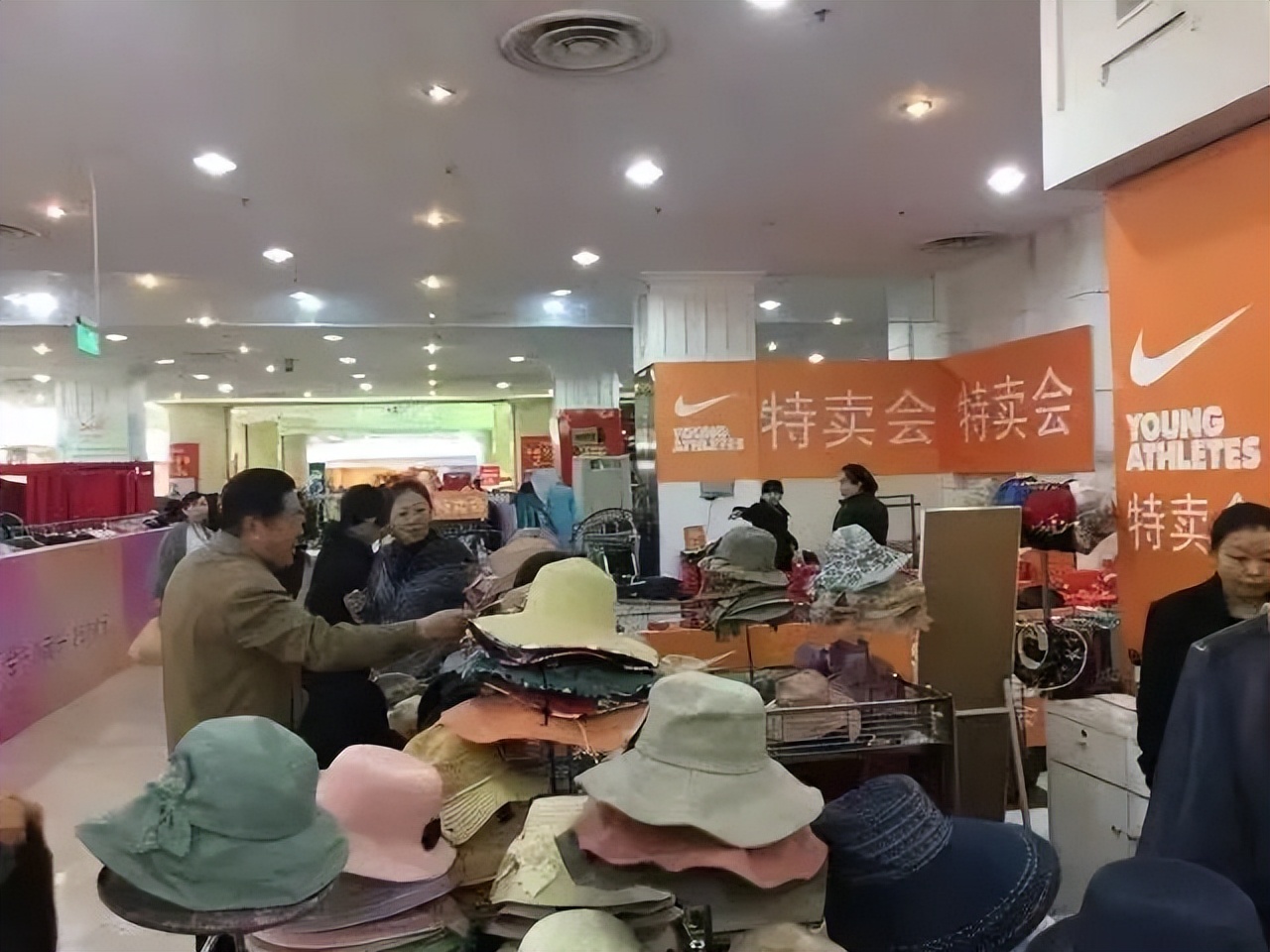 暴亏13亿，惨变空城！爆火20年的香港巨头，被内地游客抛弃了