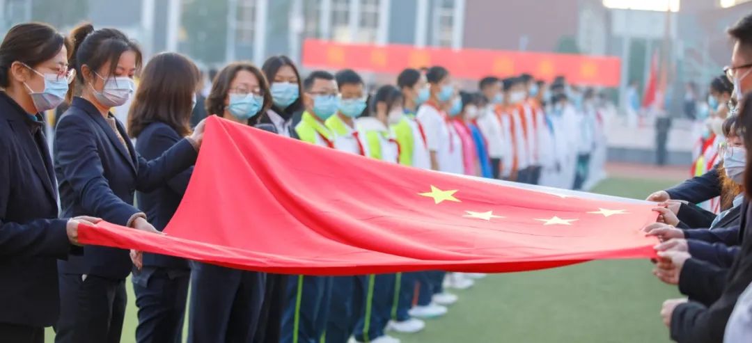 3000多名师生传递国旗为祖国庆生,开学典礼百人传旗