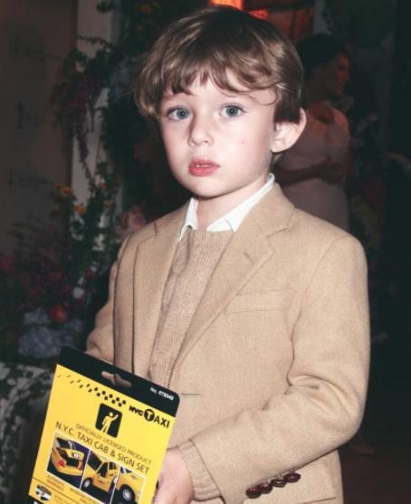 巴伦：美国“亿万宝贝”，包机请同学去白宫开派对，用鱼子酱洗澡