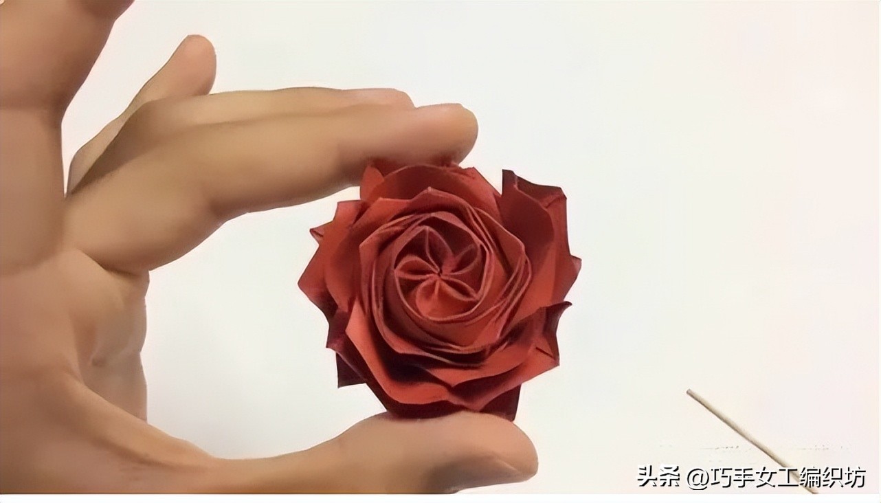 一张纸可以折一朵花,一张纸就可以叠的玫瑰花