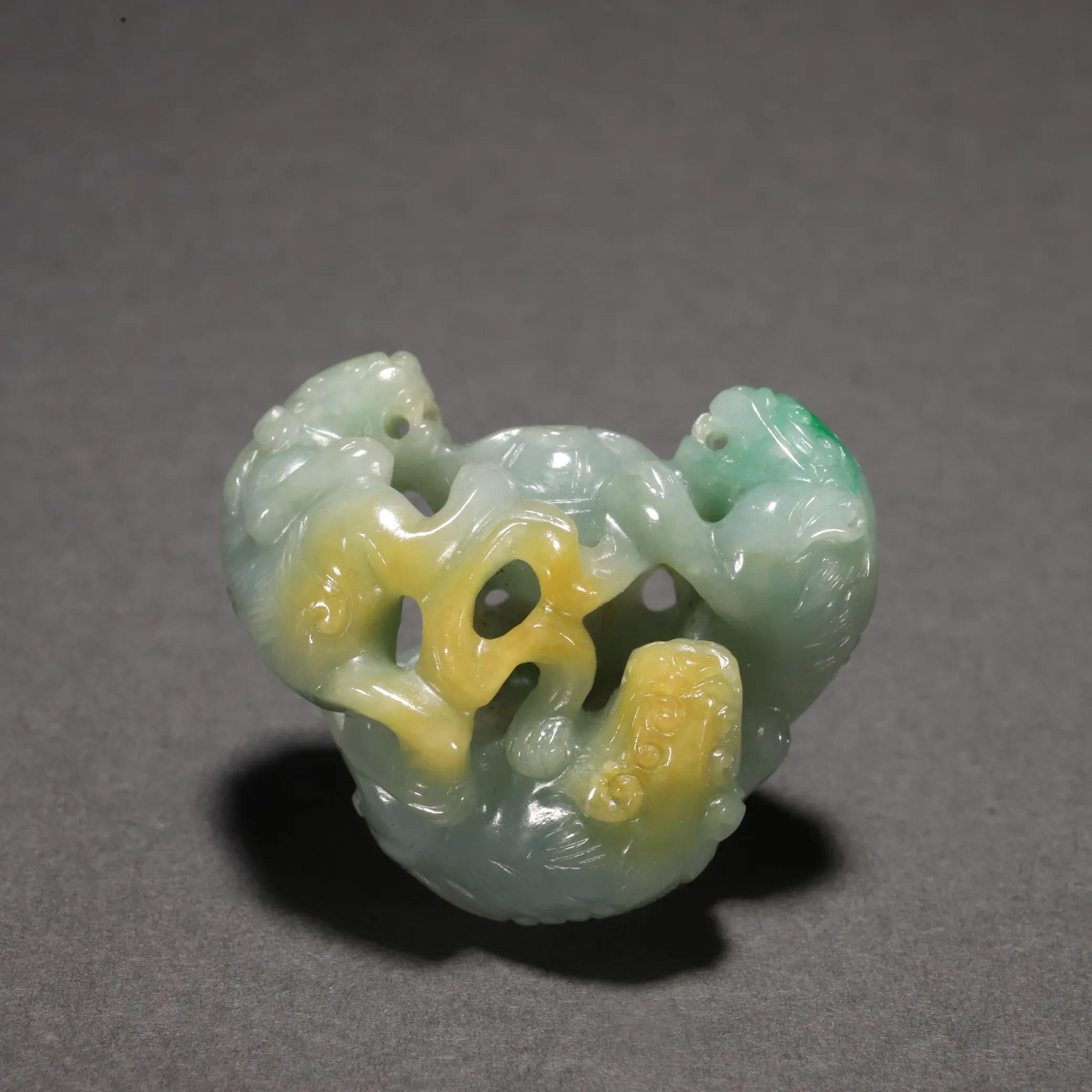 旧藏翡翠镂空雕三狮戏球雕件。规格：高3.5㎝长4.3㎝宽2.6㎝重40g
