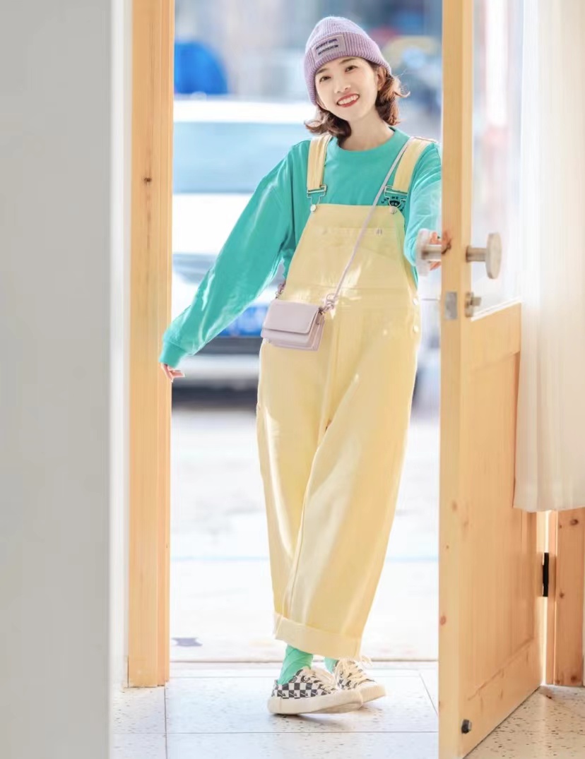 浅黄色裤子搭配什么色上衣好看,黄色裤子搭配什么颜色上衣高级感