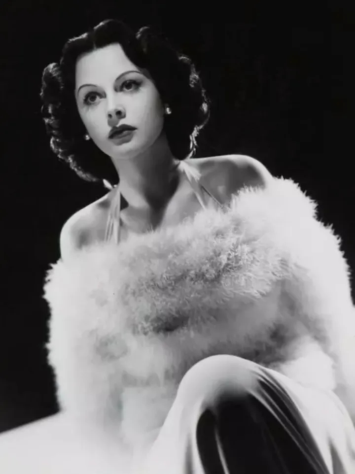 她是好莱坞第一位*星艳**，3.5亿卖出一个吻，却发明WiFi震惊世界