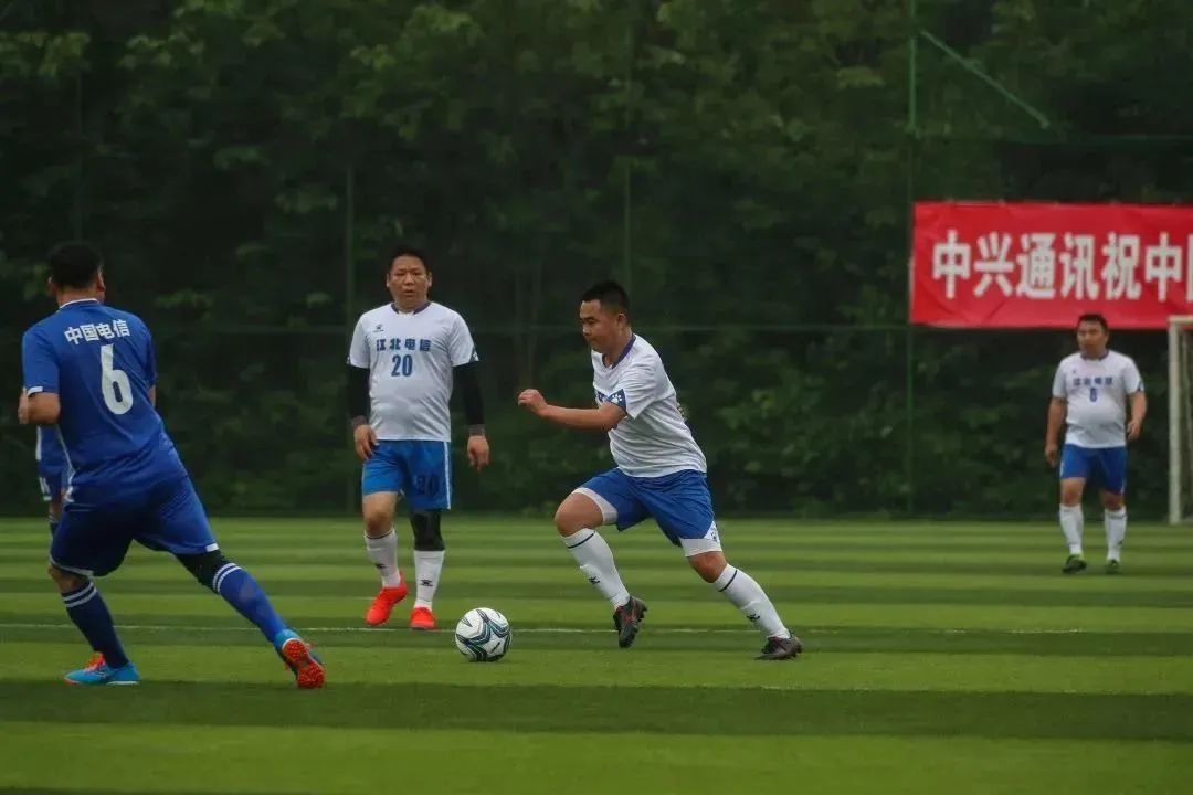 驰骋绿茵足够精彩三年级手抄报,驰骋绿茵无悔青春