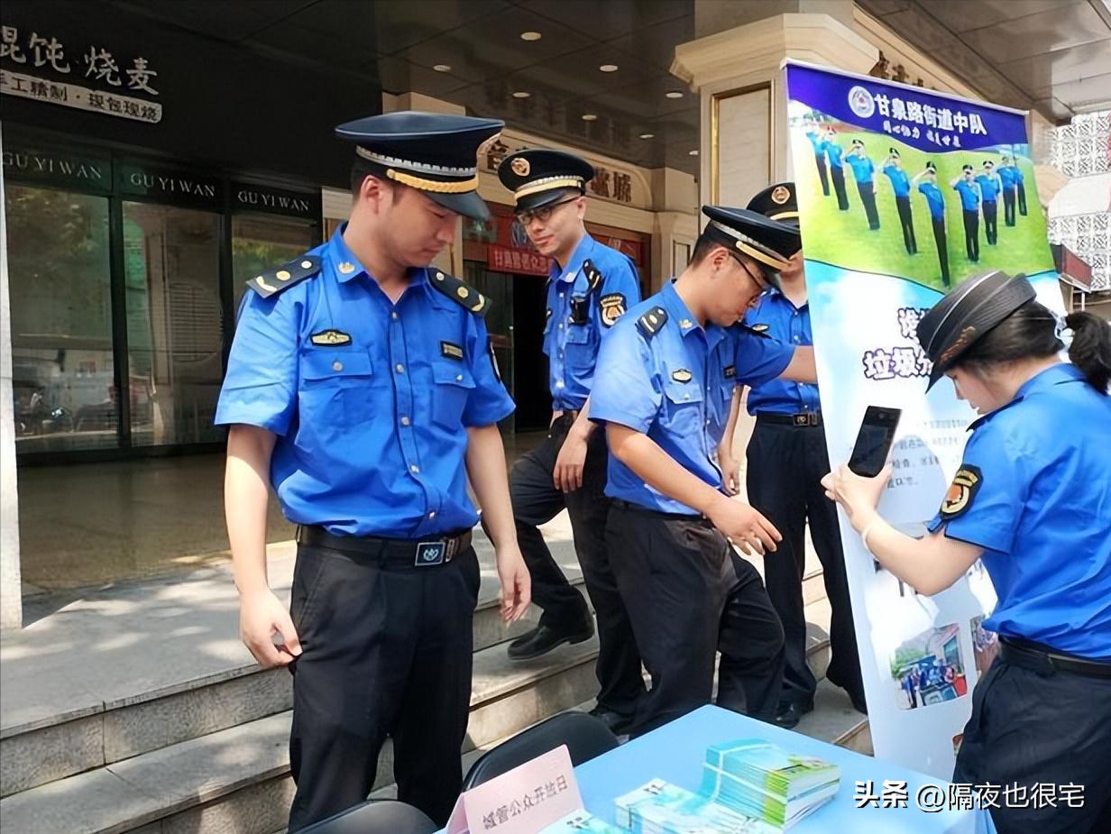 城管又玩火？摊贩沉默后突然爆发，满车货物遭路人哄抢，不要脸！