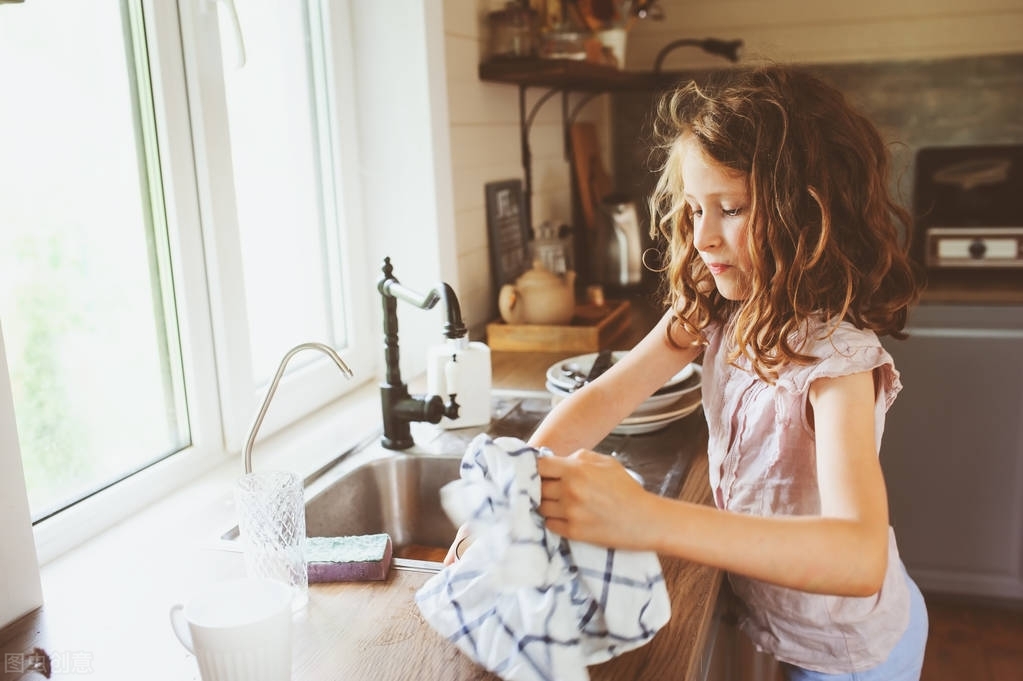闺女上学谈恋爱怎么办,养女在家里没地位27岁不敢谈恋爱