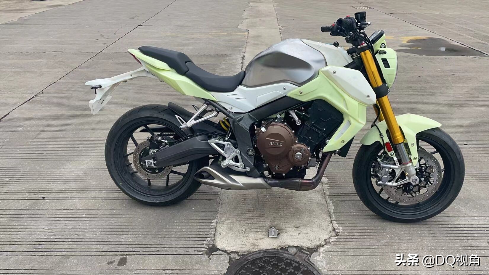 796cc水冷四缸最大117马力，嘉爵800复古街车，高配版KYB减震